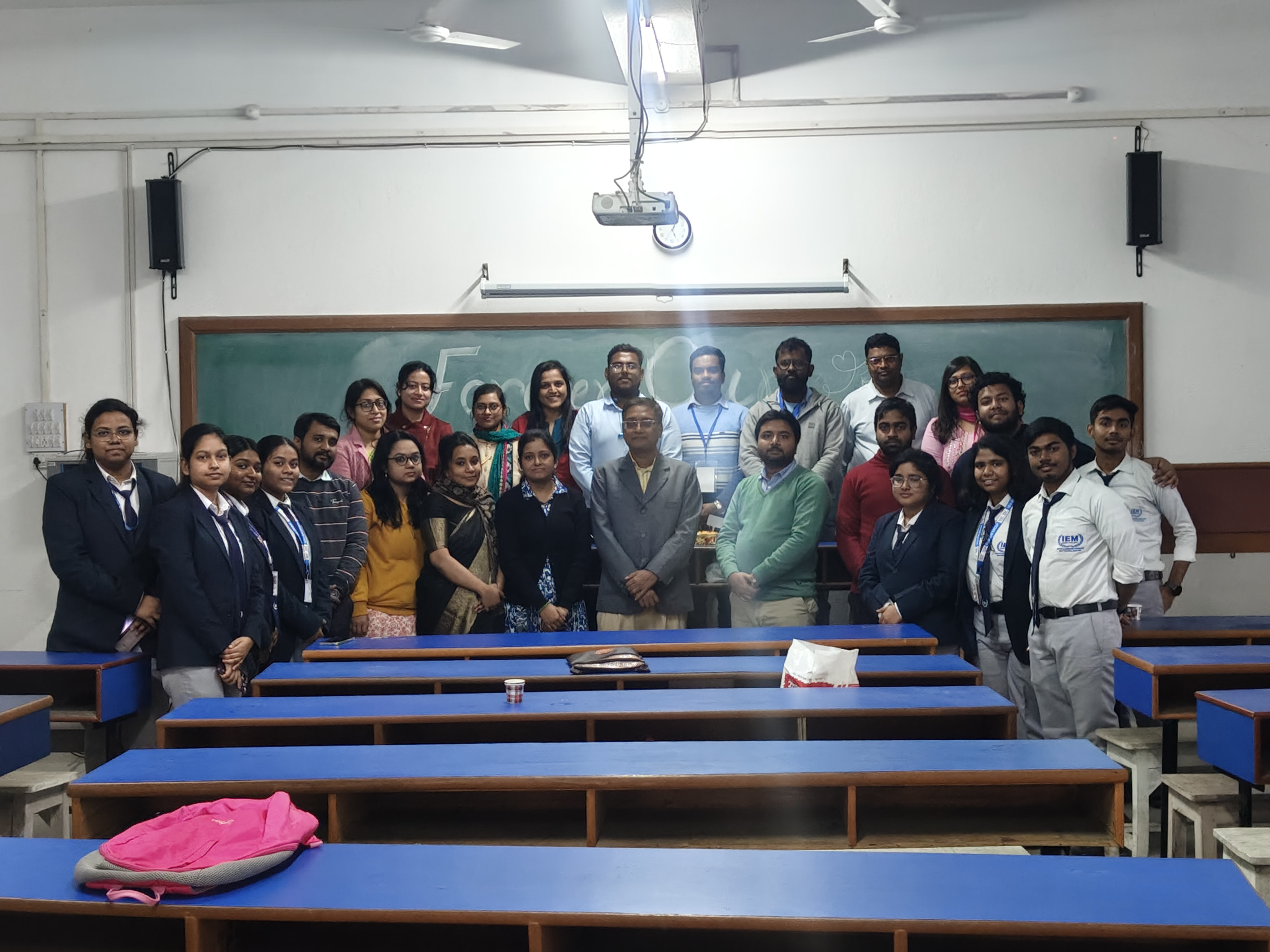 NVIDIA DGX Spark (1 PetaFLOPS Supercomputing System)